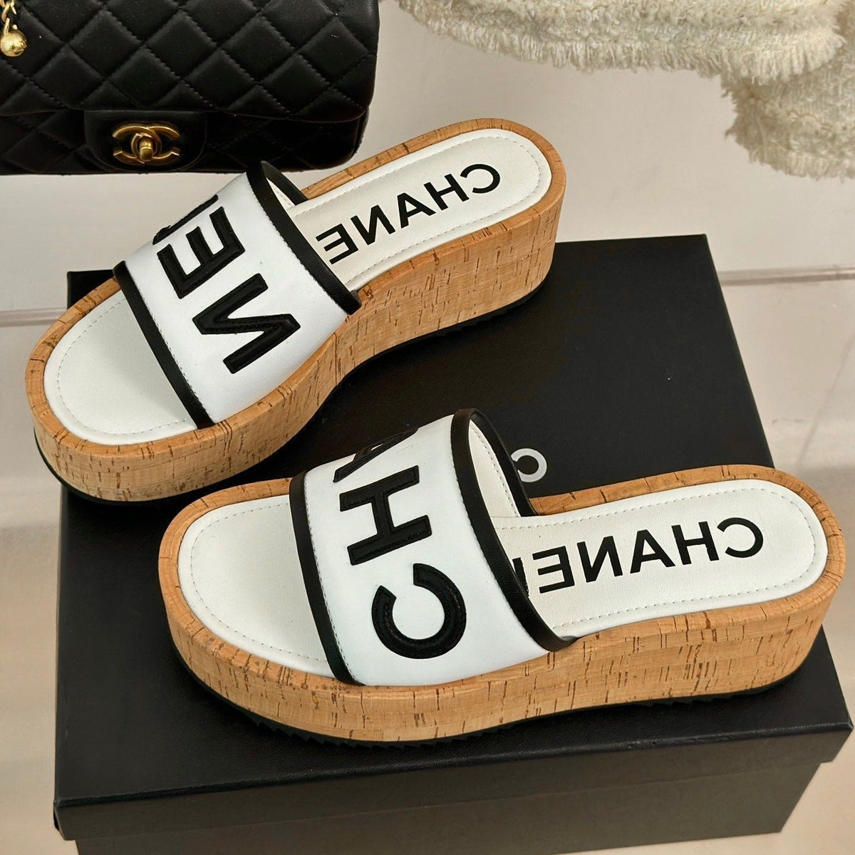 THICK SOLE LETTER SLIPPERS IN WHITE SHEEPSKIN