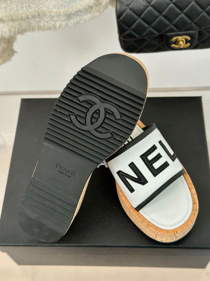 THICK SOLE LETTER SLIPPERS IN WHITE SHEEPSKIN