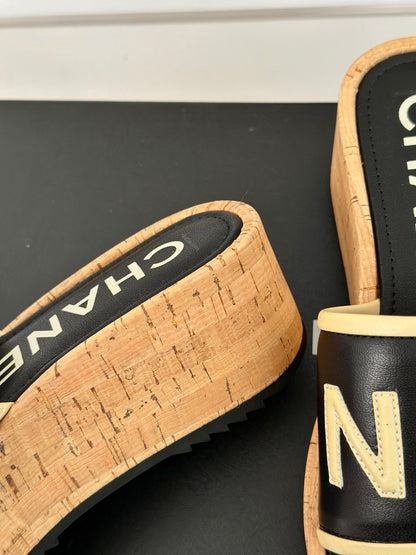 THICK SOLE LETTER SLIPPERS IN BLACK SHEEPSKIN