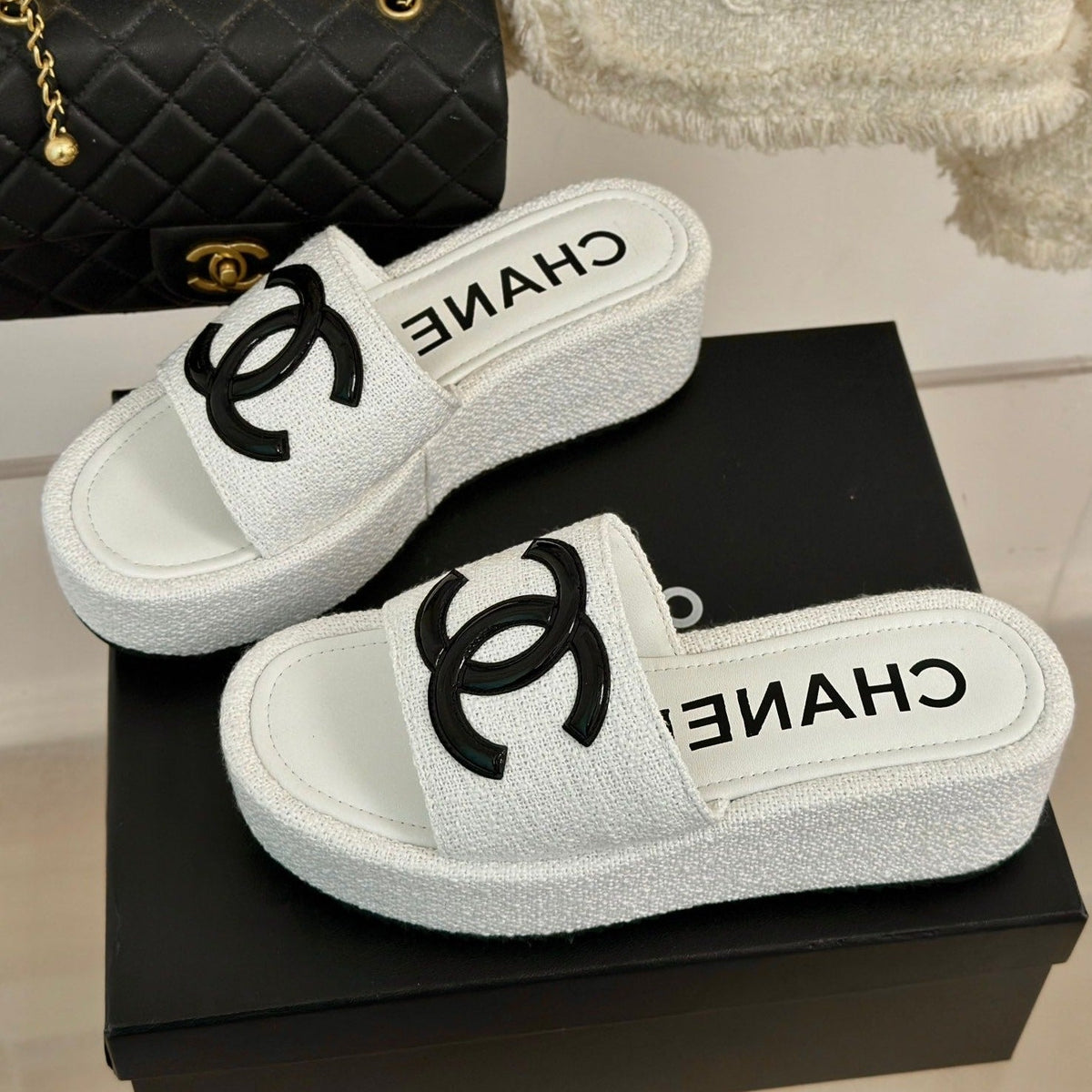 CLASSIC SLIPPERS THICK SOLE IN WHITE TWEED