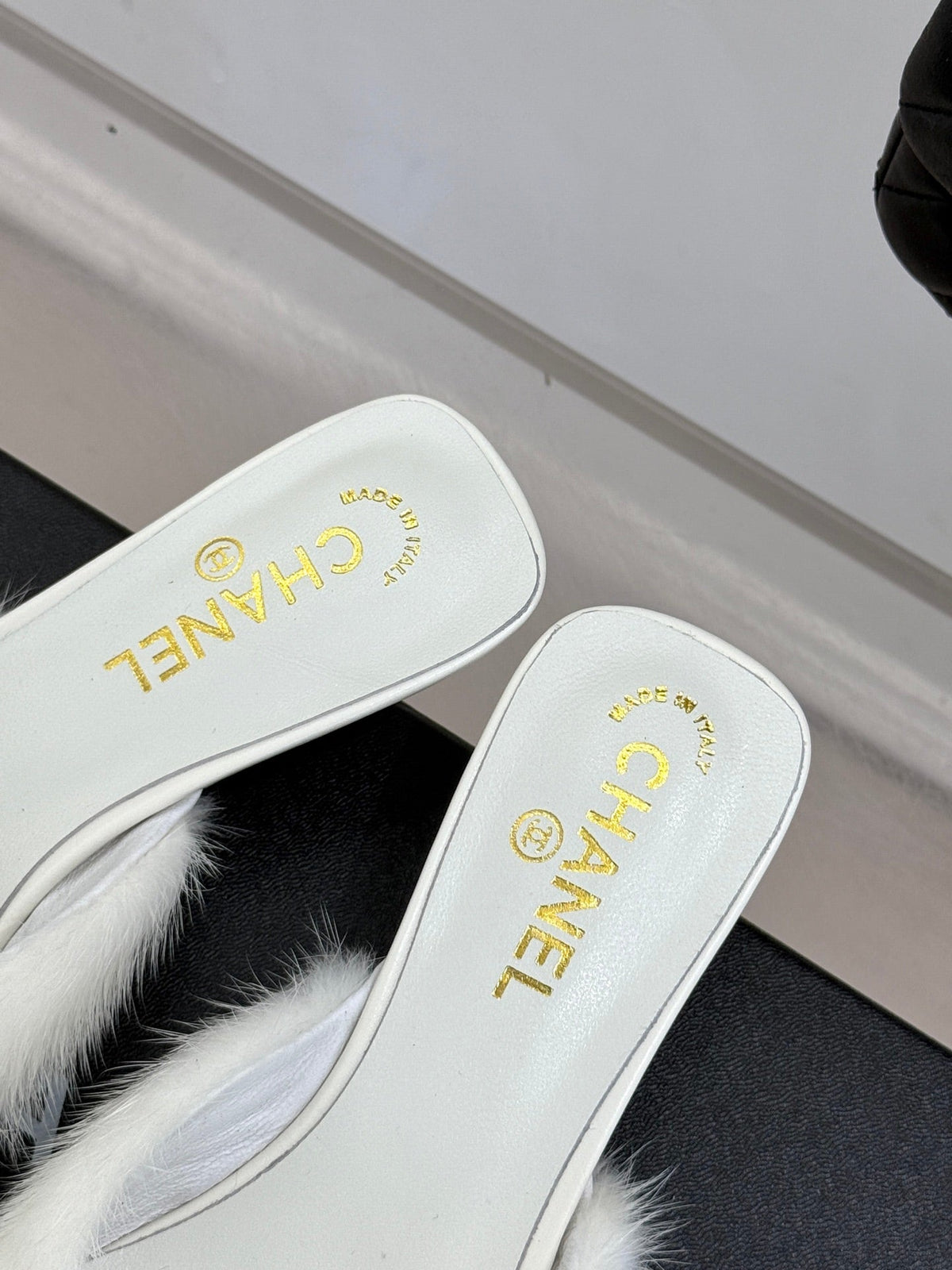 RABBIT FUR POINTED-TOE MULE IN WHITE LAMBSKIN