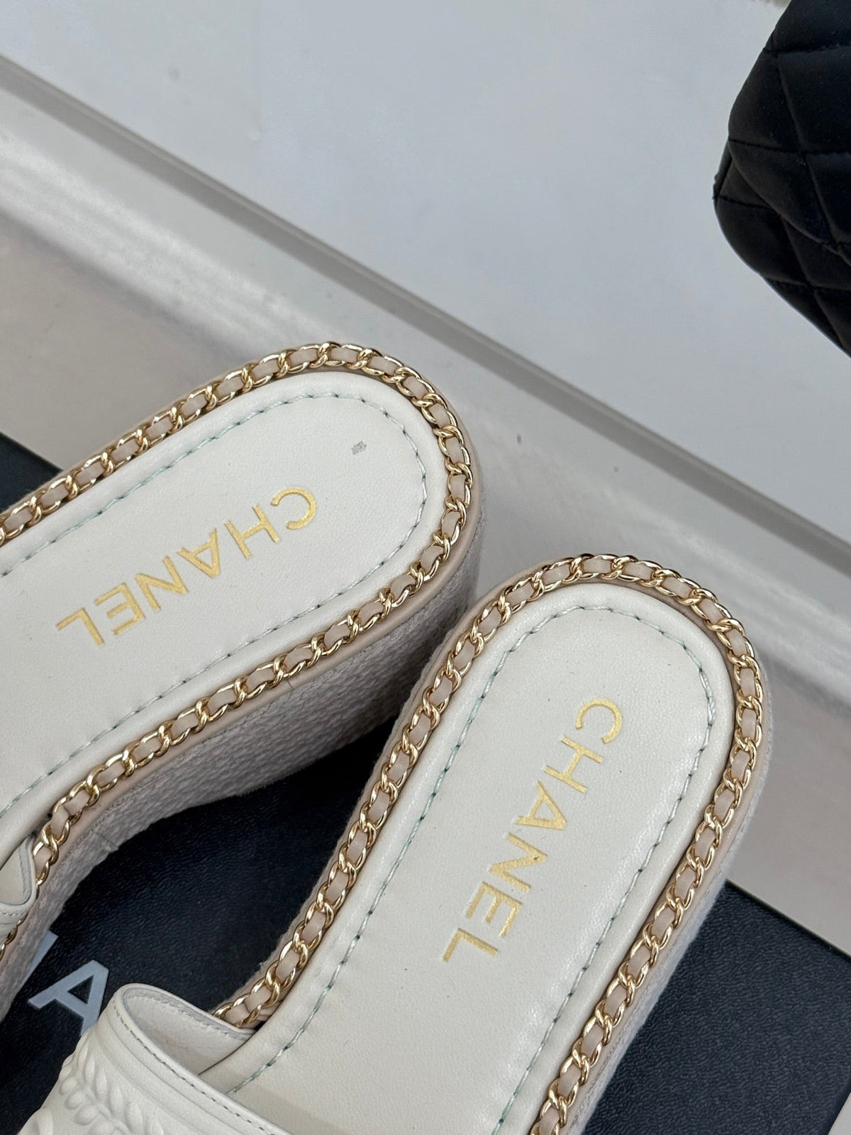 THICK SOLE WEDGE SLIPPERS IN WHITE CALFSKIN