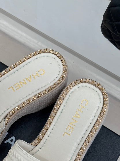THICK SOLE WEDGE SLIPPERS IN WHITE CALFSKIN