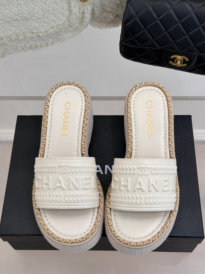 THICK SOLE WEDGE SLIPPERS IN WHITE CALFSKIN