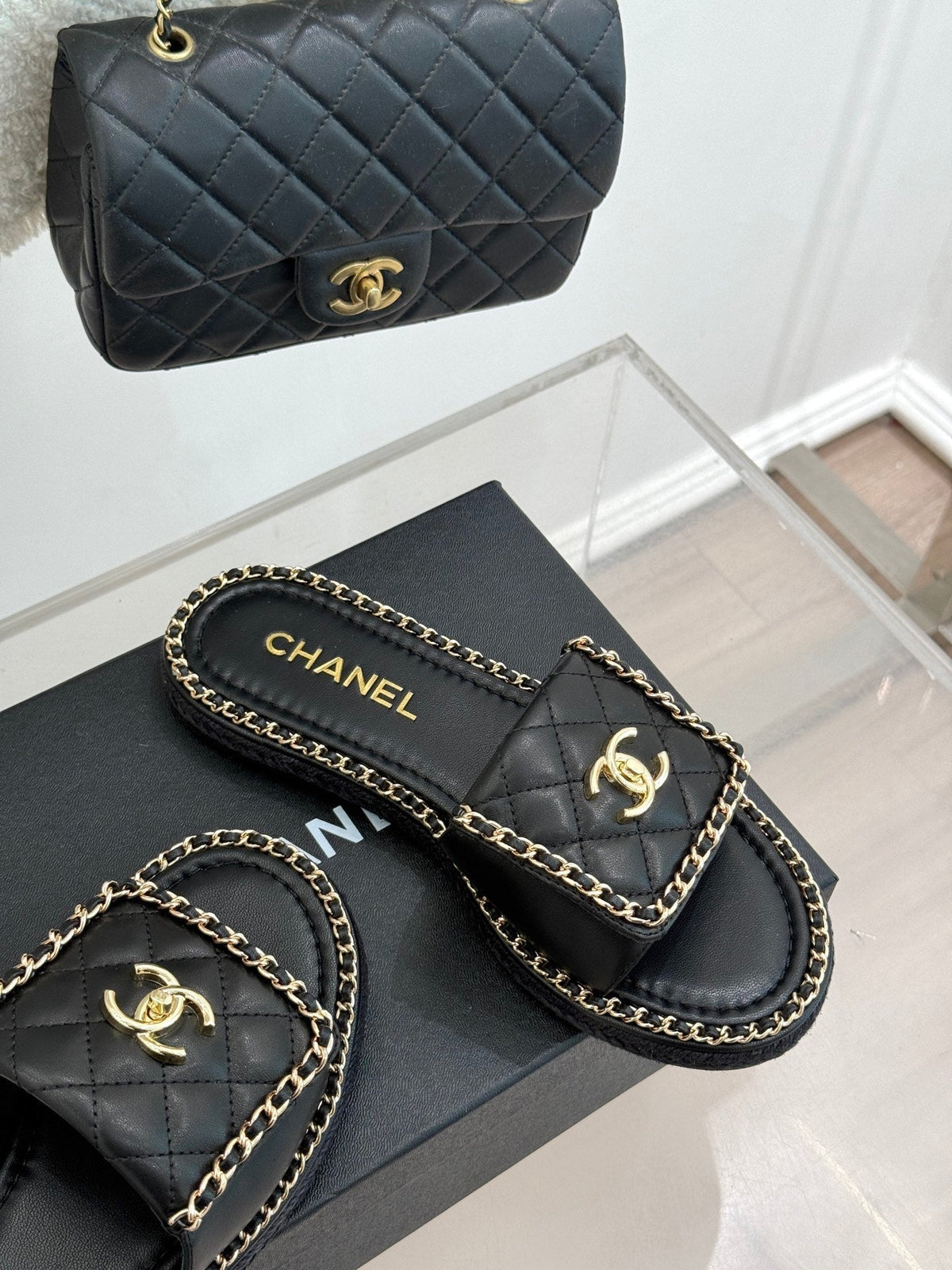 FLAT CHAIN HEART SLIPPER IN BLACK LAMBSKIN