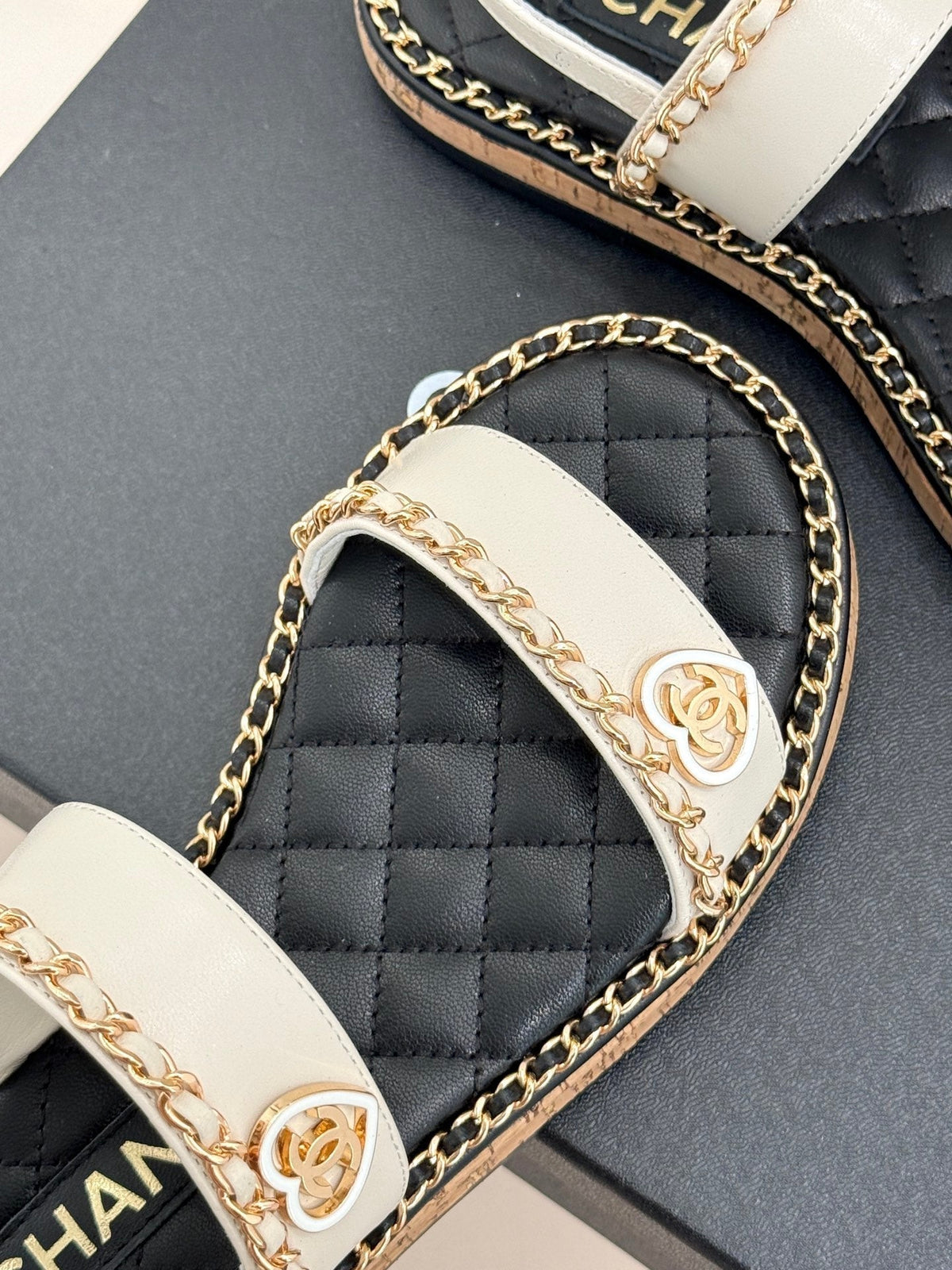 FLAT CHAIN HEART SANDAL IN WHITE LAMBSKIN