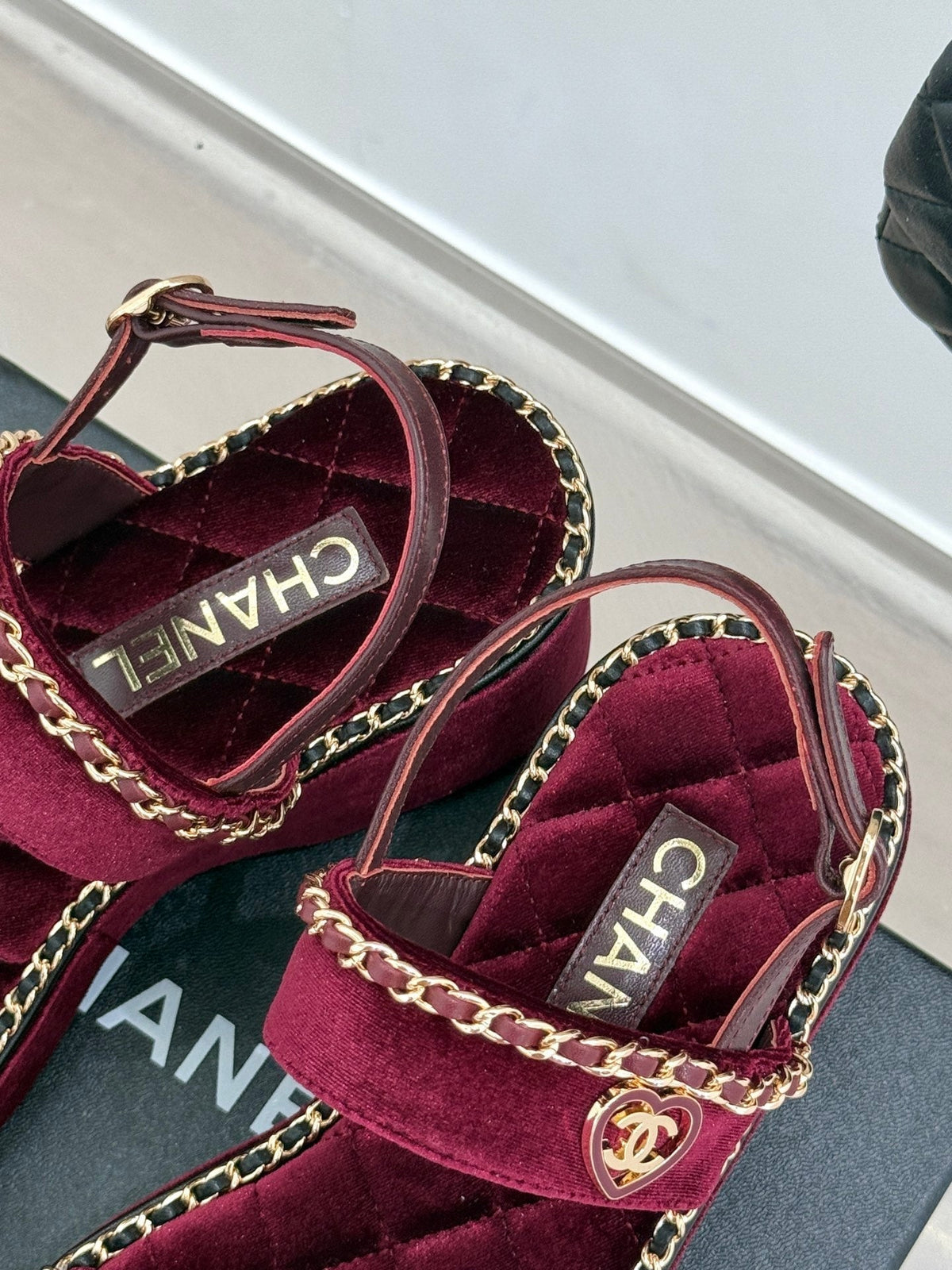 THICK-SOLED CHAIN HEART SANDAL IN PLUM PURPLE VELVET