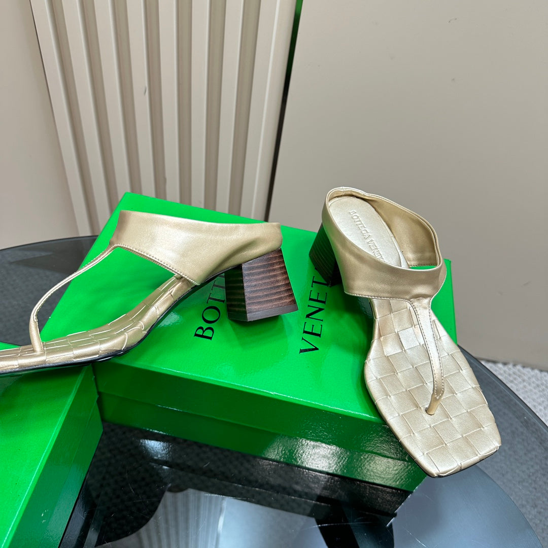 MARELLA THONG IN LIGHT GOLD LEATHER WITH SIGNATURE INTRECCIATO INSOLE 55 MM