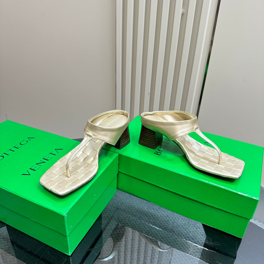 MARELLA THONG IN LIGHT GOLD LEATHER WITH SIGNATURE INTRECCIATO INSOLE 55 MM