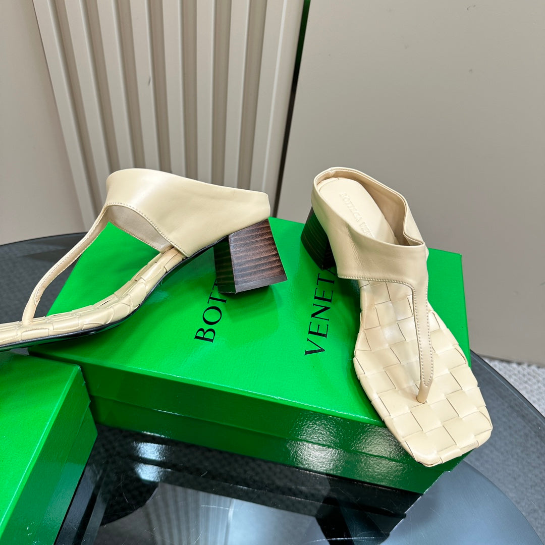 MARELLA THONG IN BISQUE BEIGE LEATHER WITH SIGNATURE INTRECCIATO INSOLE 55 MM