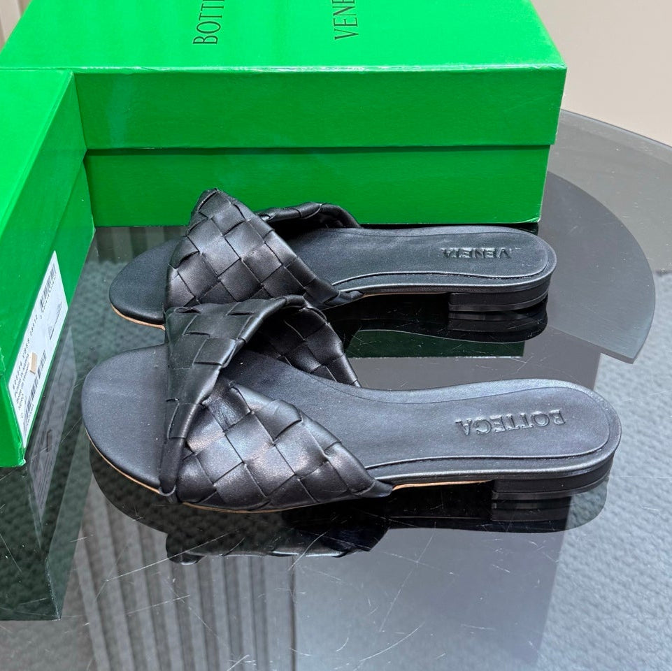 BLINK FLAT MULE IN BLACK INTRECCIATO LEATHER