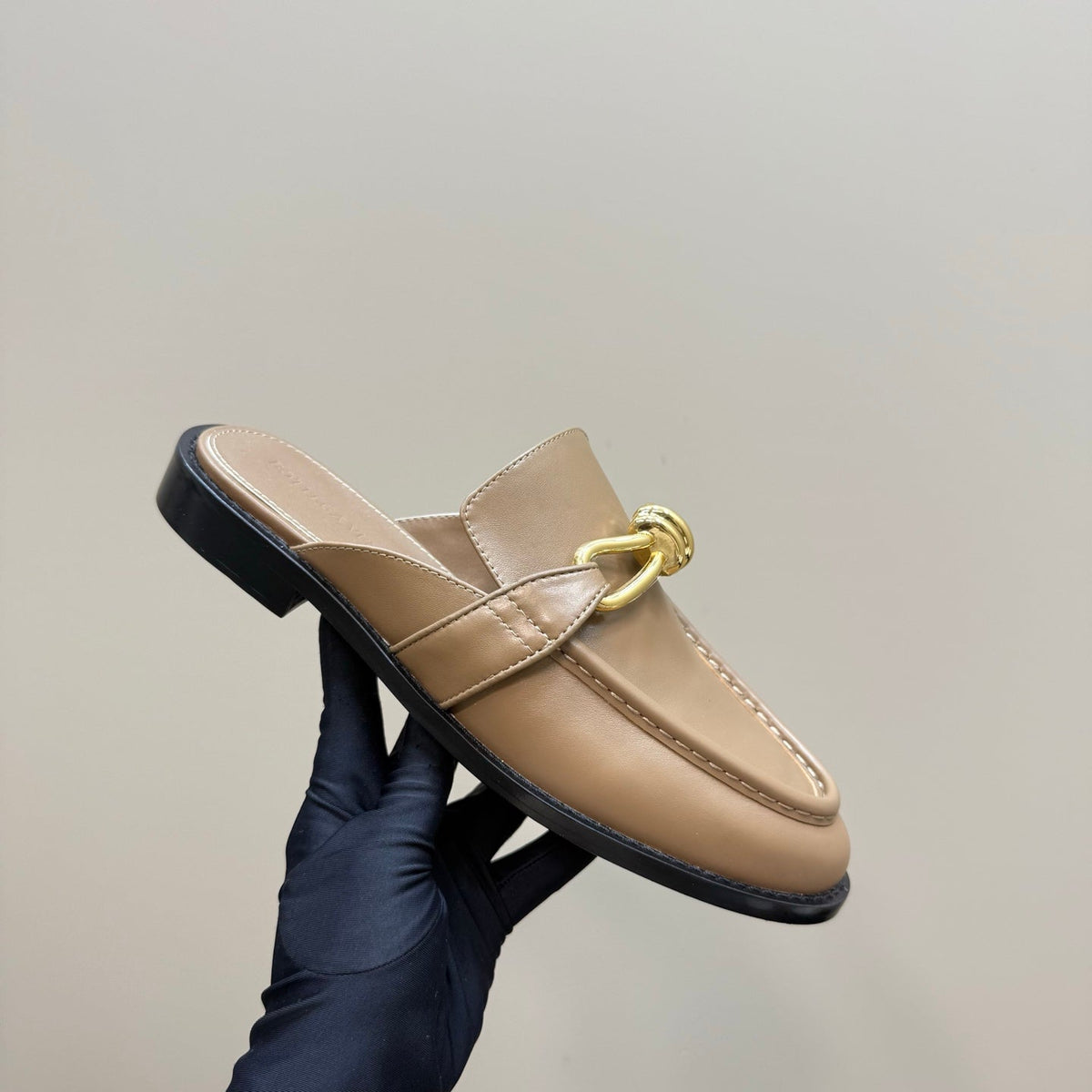 ASTAIRE MULE IN LIGHT BROWN CALFSKIN WITH GOLD HARDWARE
