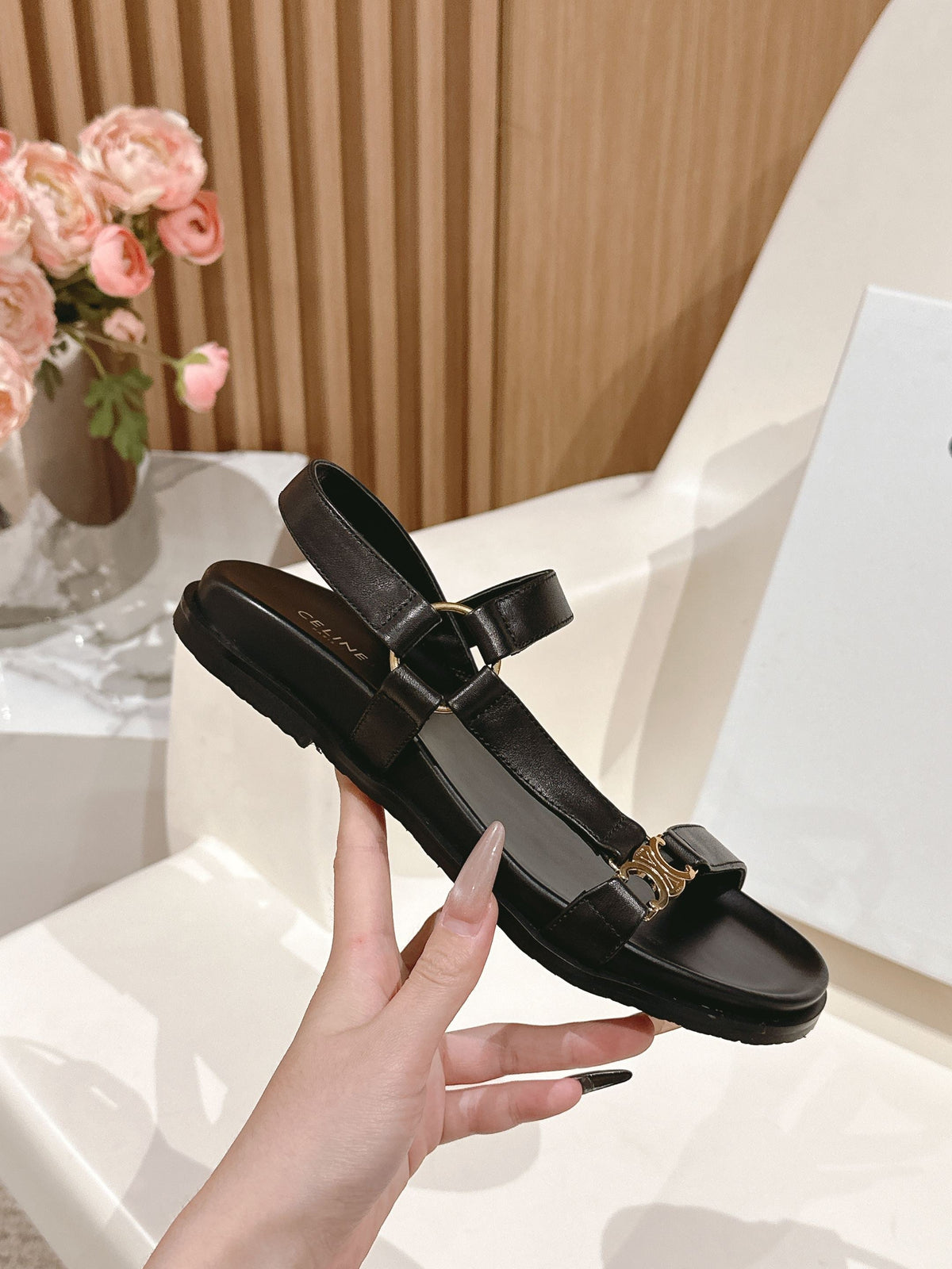 MAUD SANDAL WITH TRIOMPHE IN BLACK CALFSKIN
