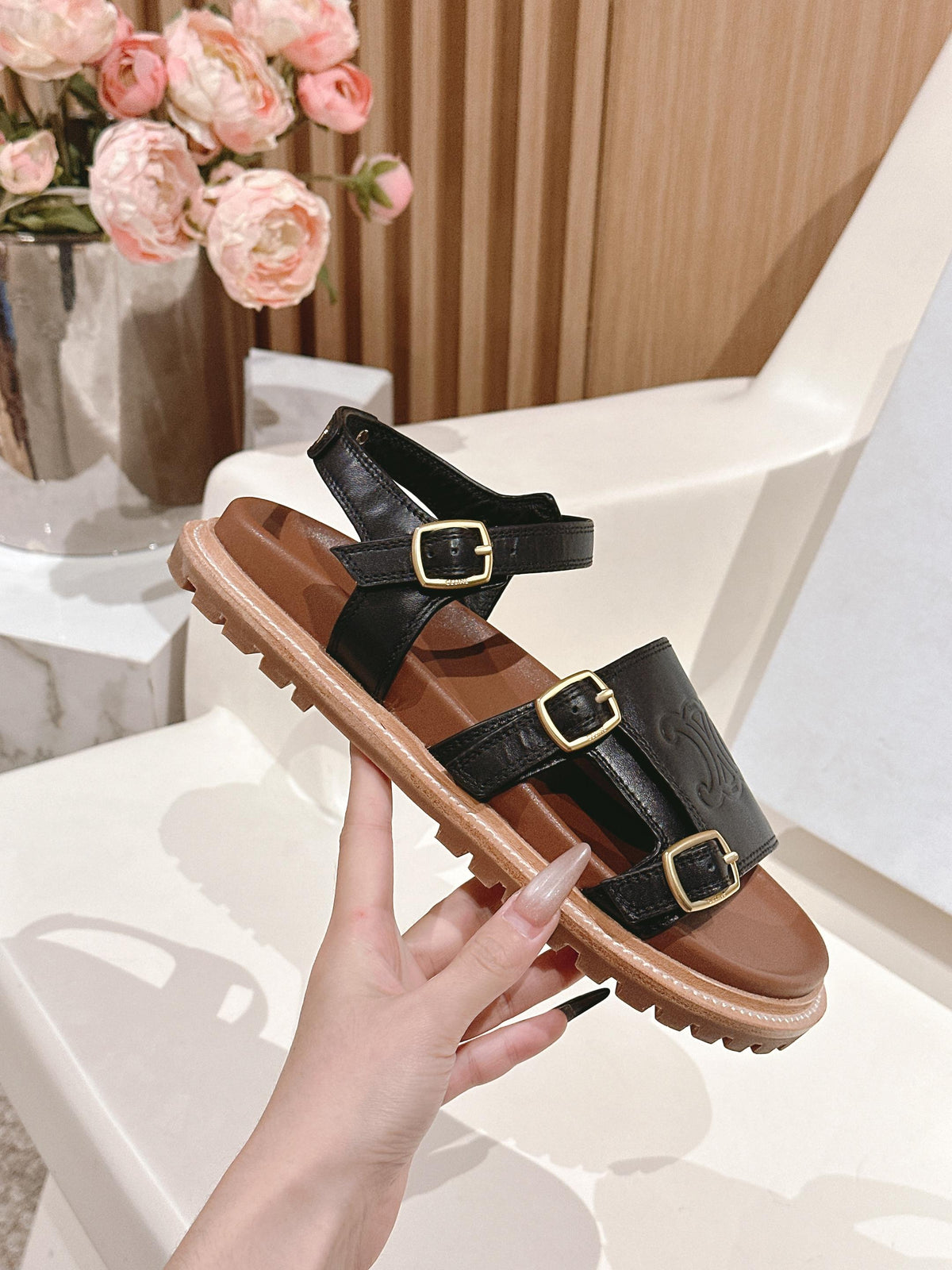 FLAT SANDALS IN BLACK TRIOMPHE EMBOSSED SMOOTH CALFSKIN