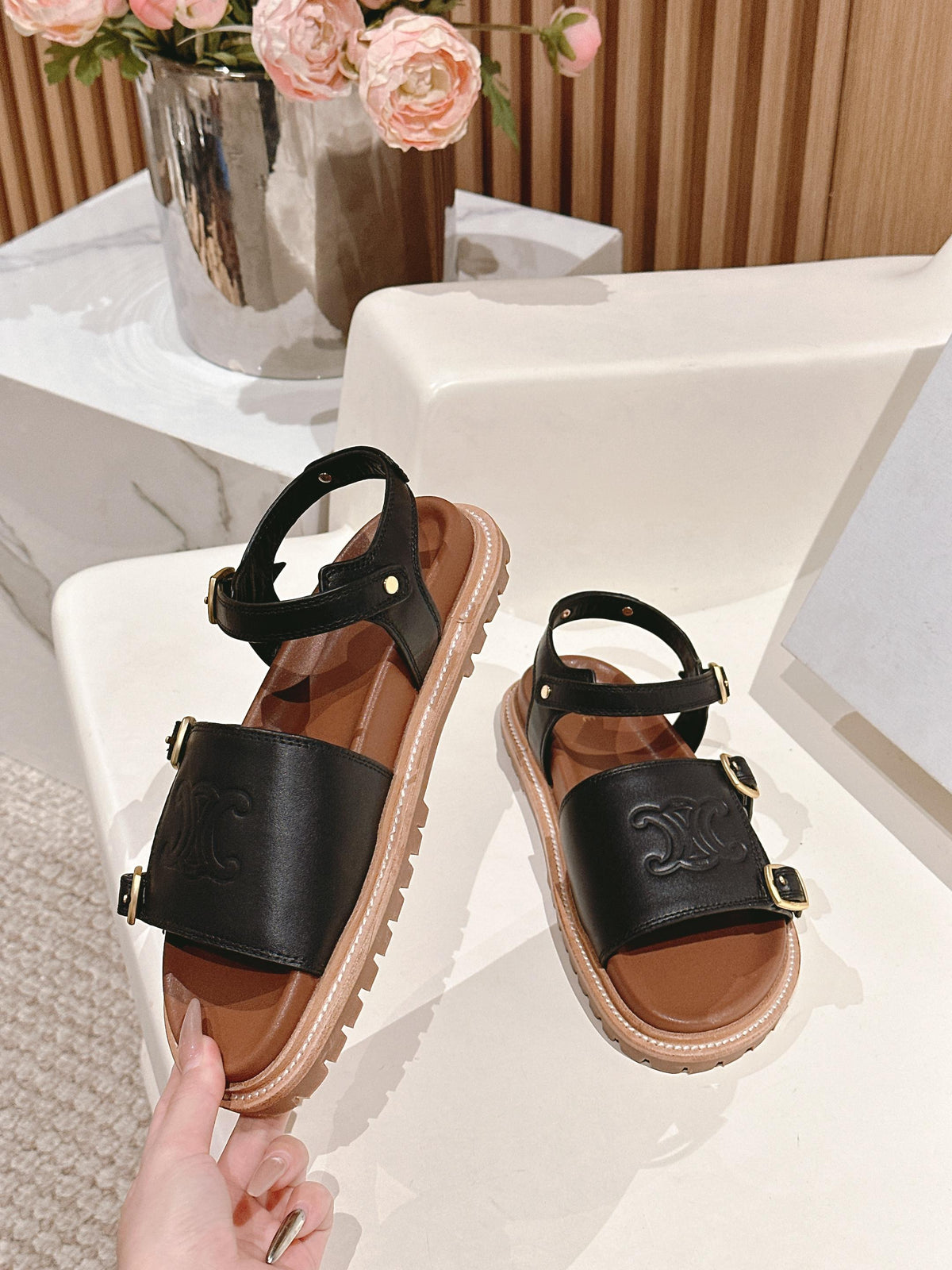 FLAT SANDALS IN BLACK TRIOMPHE EMBOSSED SMOOTH CALFSKIN
