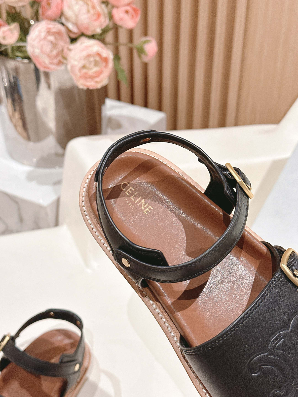 FLAT SANDALS IN BLACK TRIOMPHE EMBOSSED SMOOTH CALFSKIN