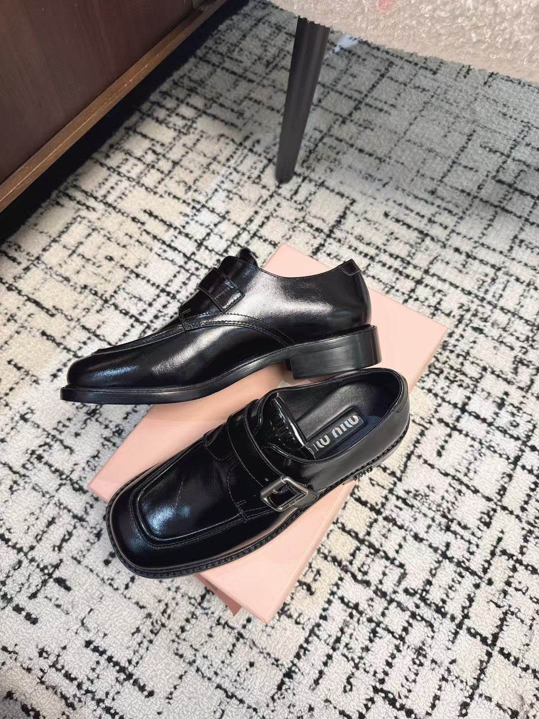 SQUARE TOE OXFORD IN BLACK SHINY CALFSKIN