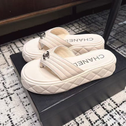 THICK-SOLED THONG SLIPPERS IN WHITE CALFSKIN