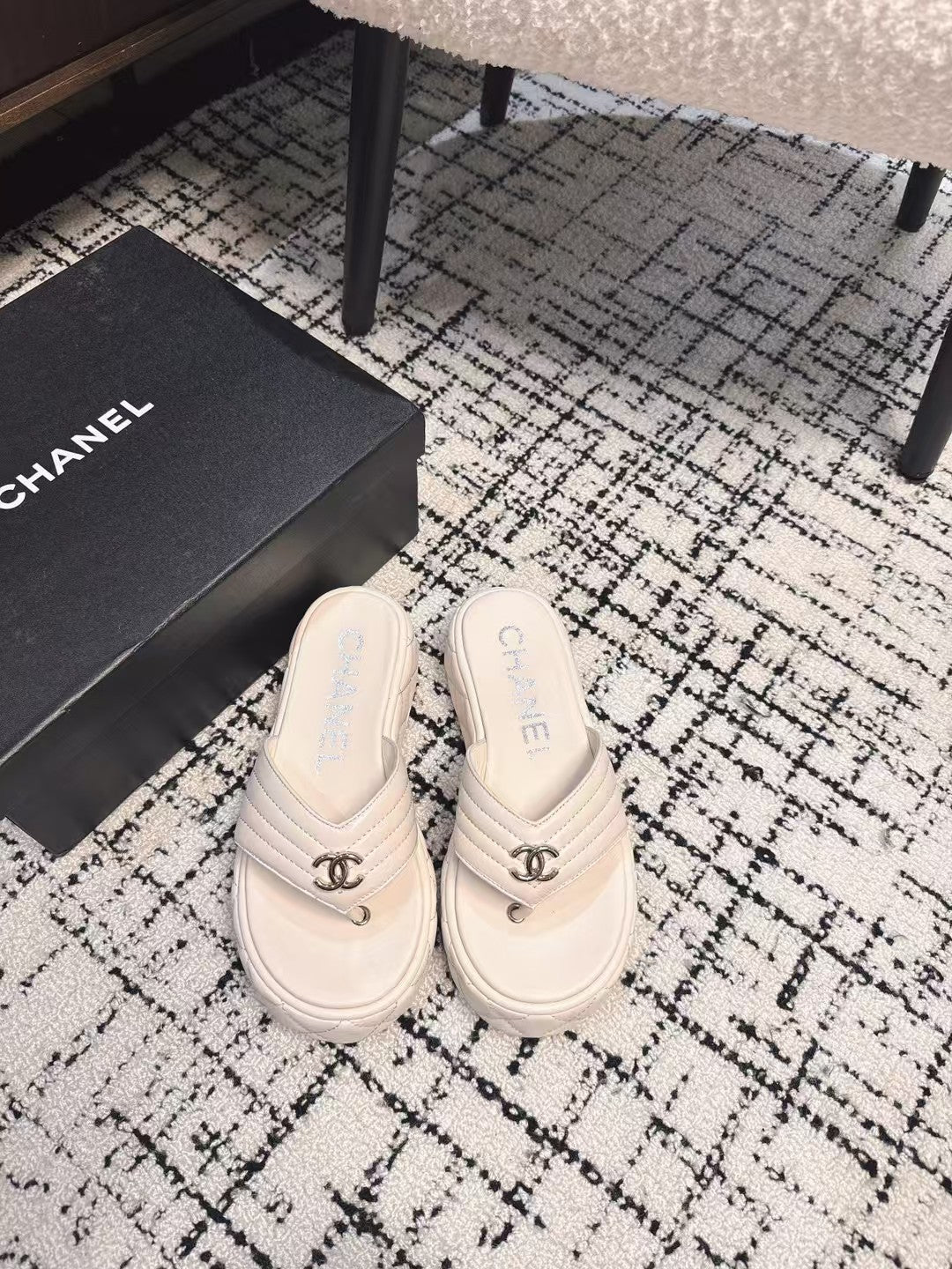 THICK-SOLED THONG SLIPPERS IN WHITE CALFSKIN