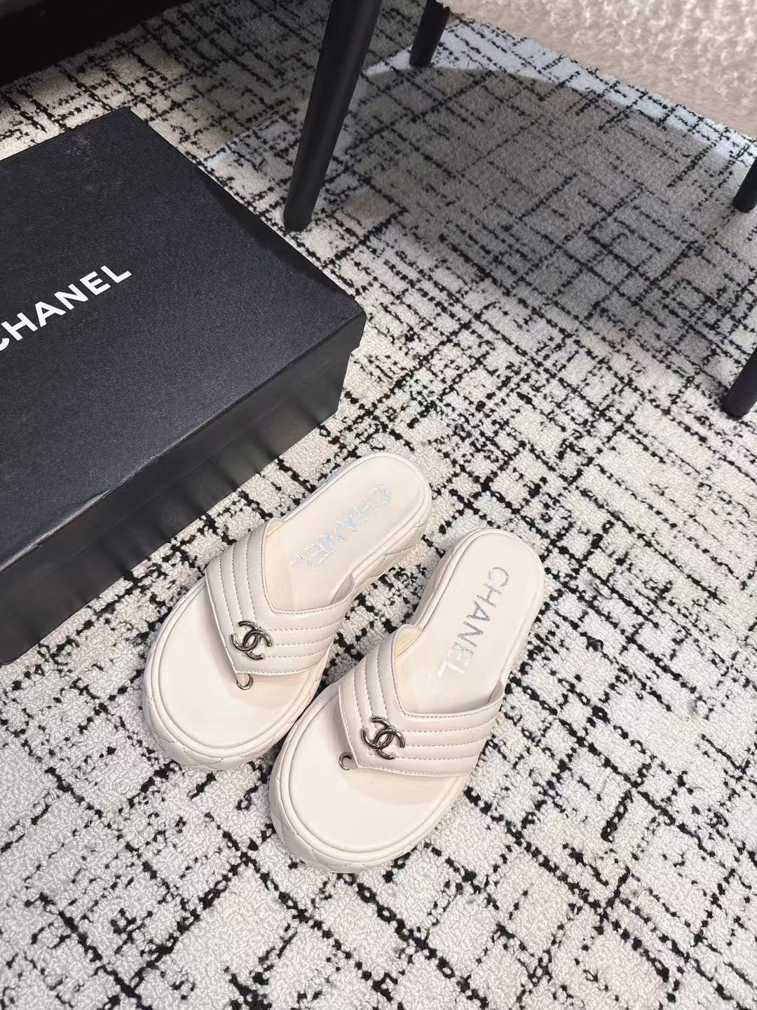 THICK-SOLED THONG SLIPPERS IN WHITE CALFSKIN