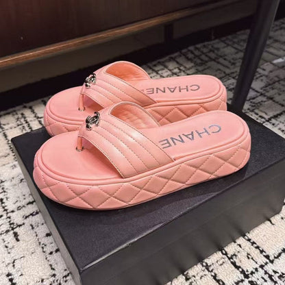 THICK-SOLED THONG SLIPPERS IN BRIGHT PINK CALFSKIN