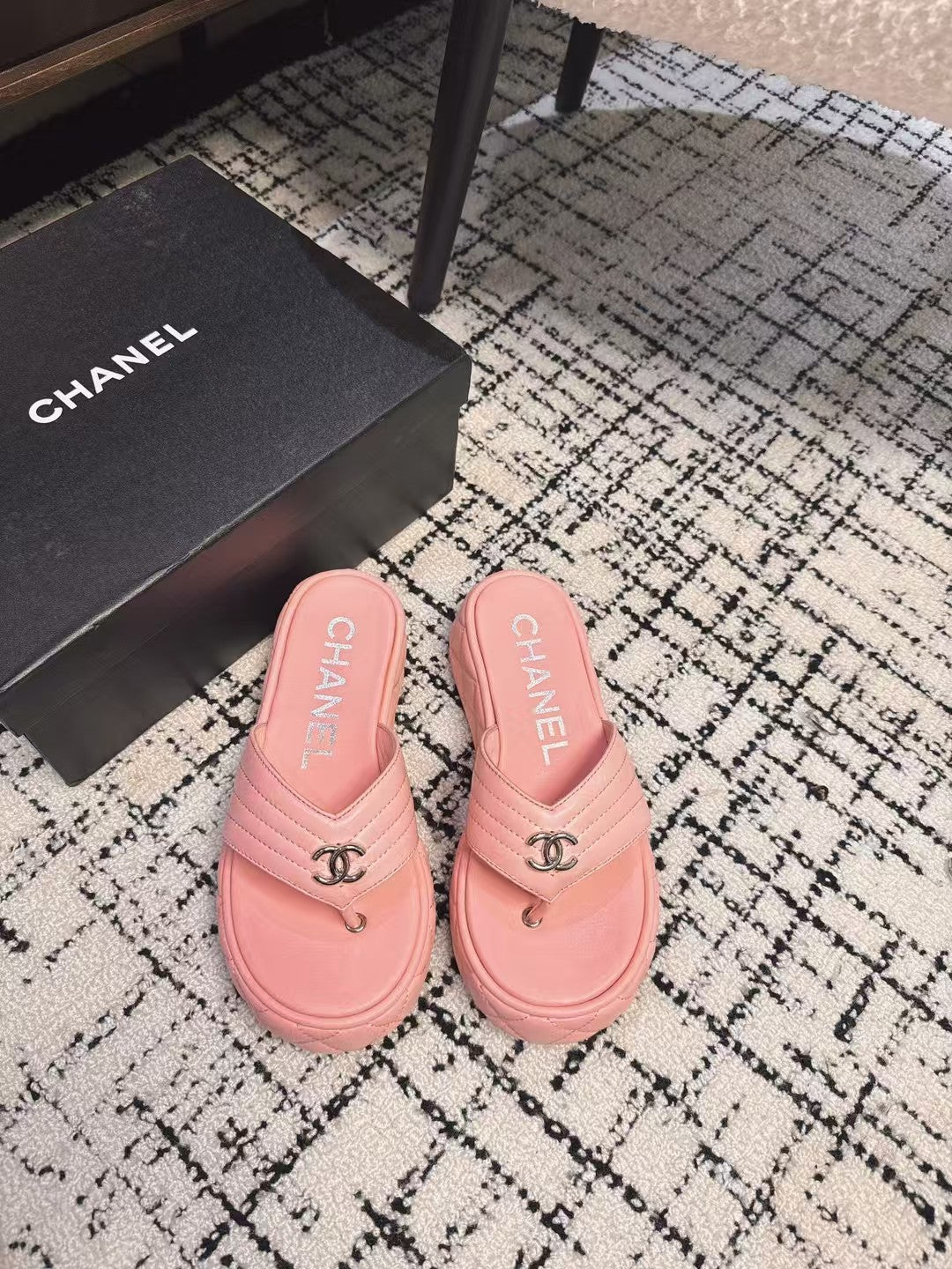 THICK-SOLED THONG SLIPPERS IN BRIGHT PINK CALFSKIN
