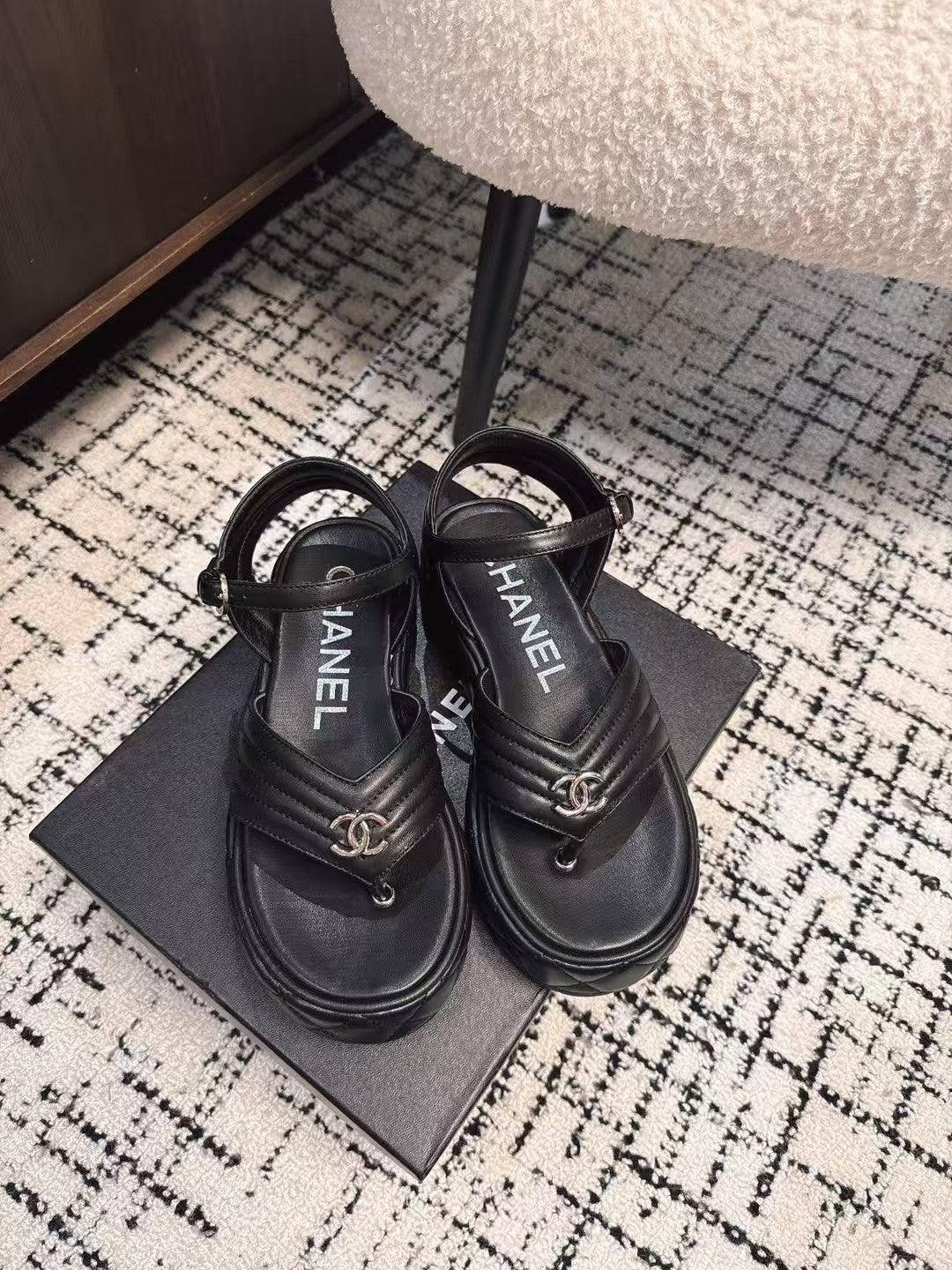THICK-SOLED THONG SANDAL IN BLACK LAMBSKIN