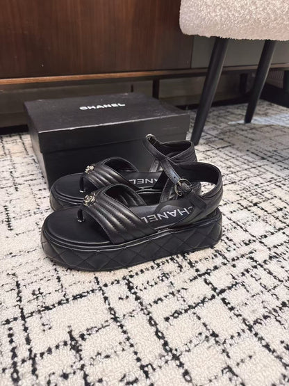 THICK-SOLED THONG SANDAL IN BLACK LAMBSKIN
