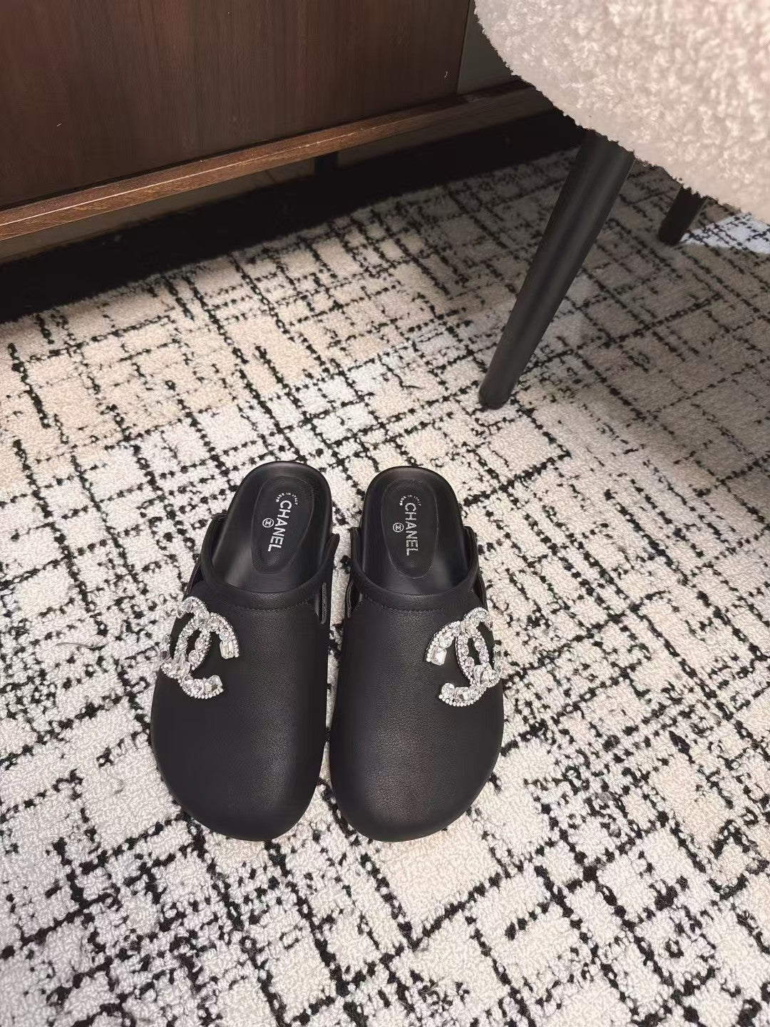 FLAT MULES IN BLACK CALFSKIN