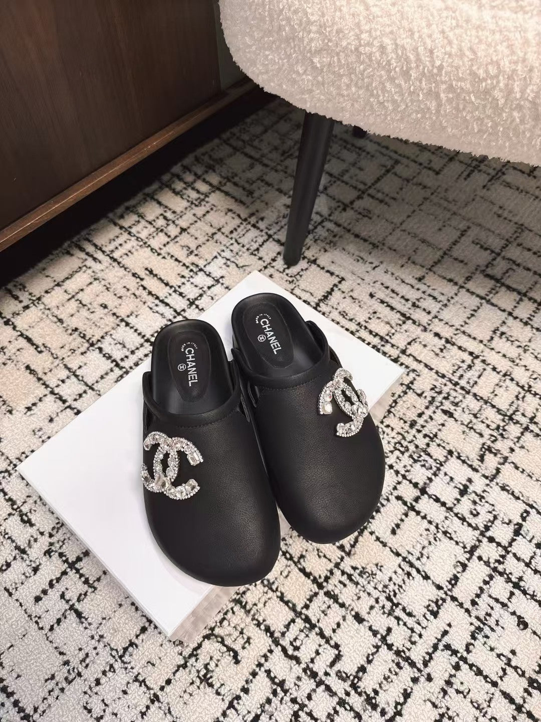 FLAT MULES IN BLACK CALFSKIN