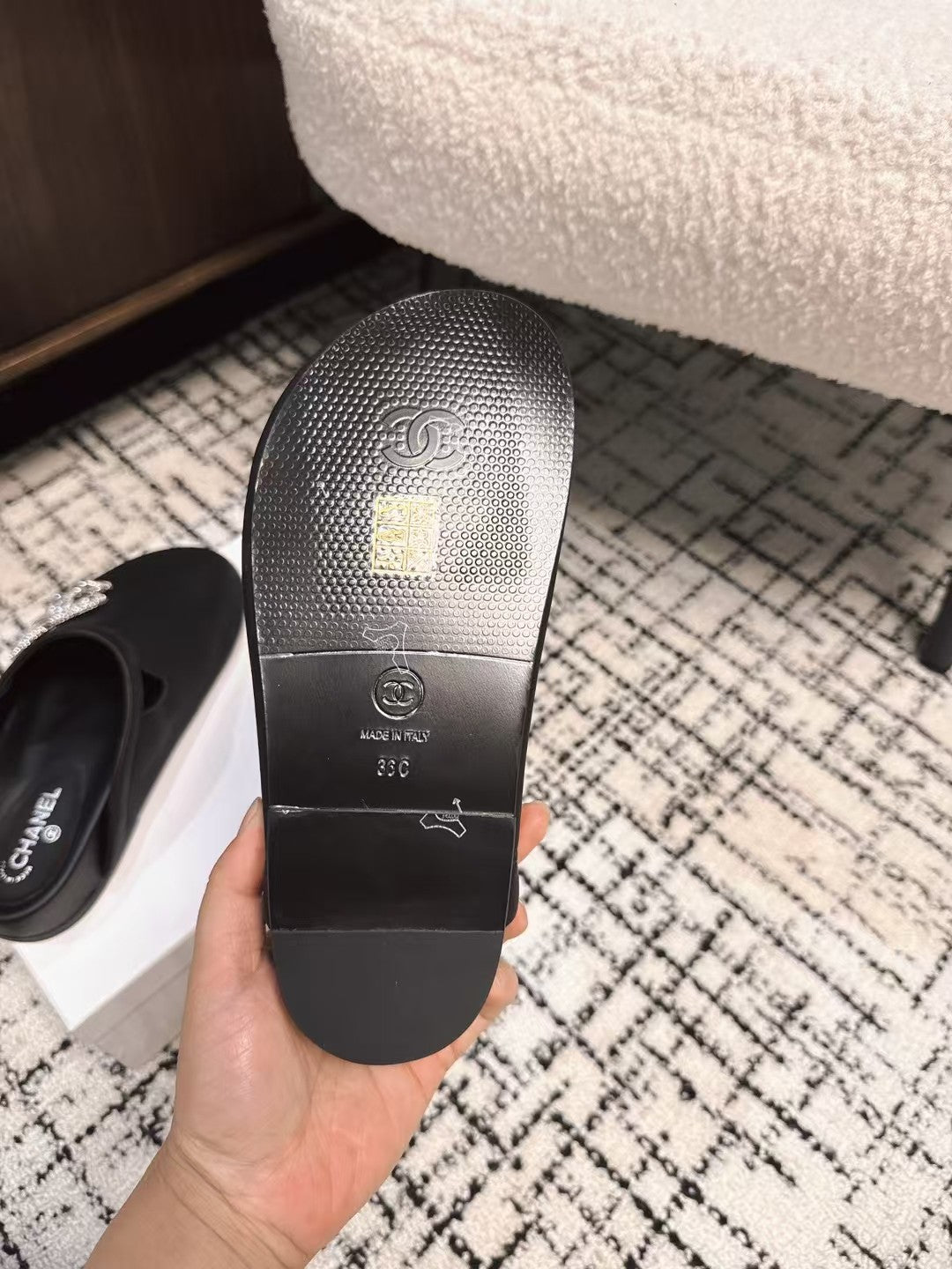FLAT MULES IN BLACK CALFSKIN