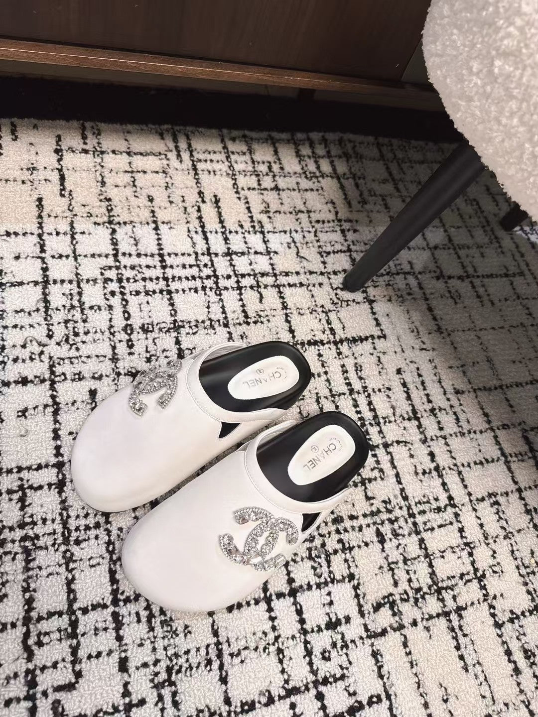 FLAT MULES IN WHITE CALFSKIN