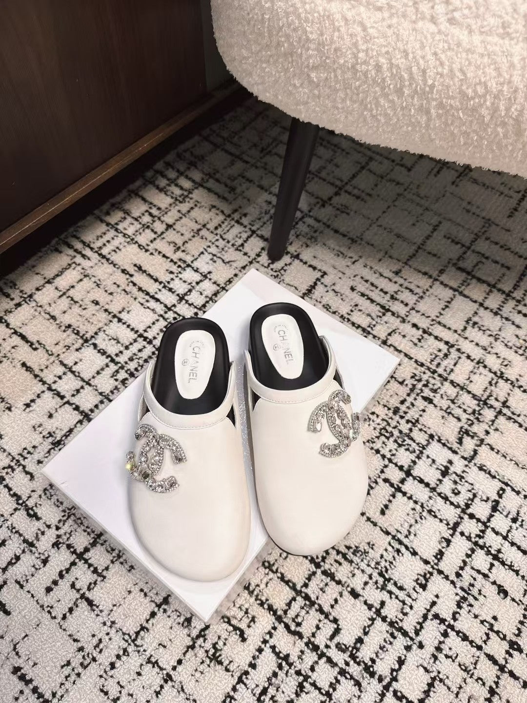 FLAT MULES IN WHITE CALFSKIN