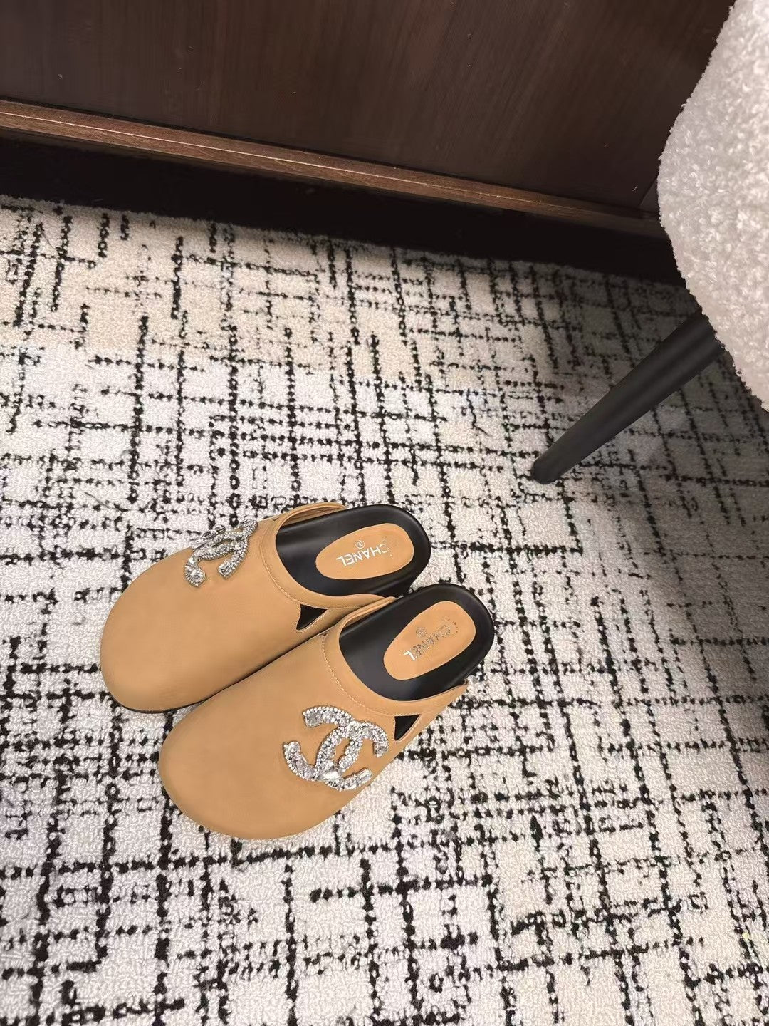 FLAT MULE IN SEPIA BEIGE CALFSKIN