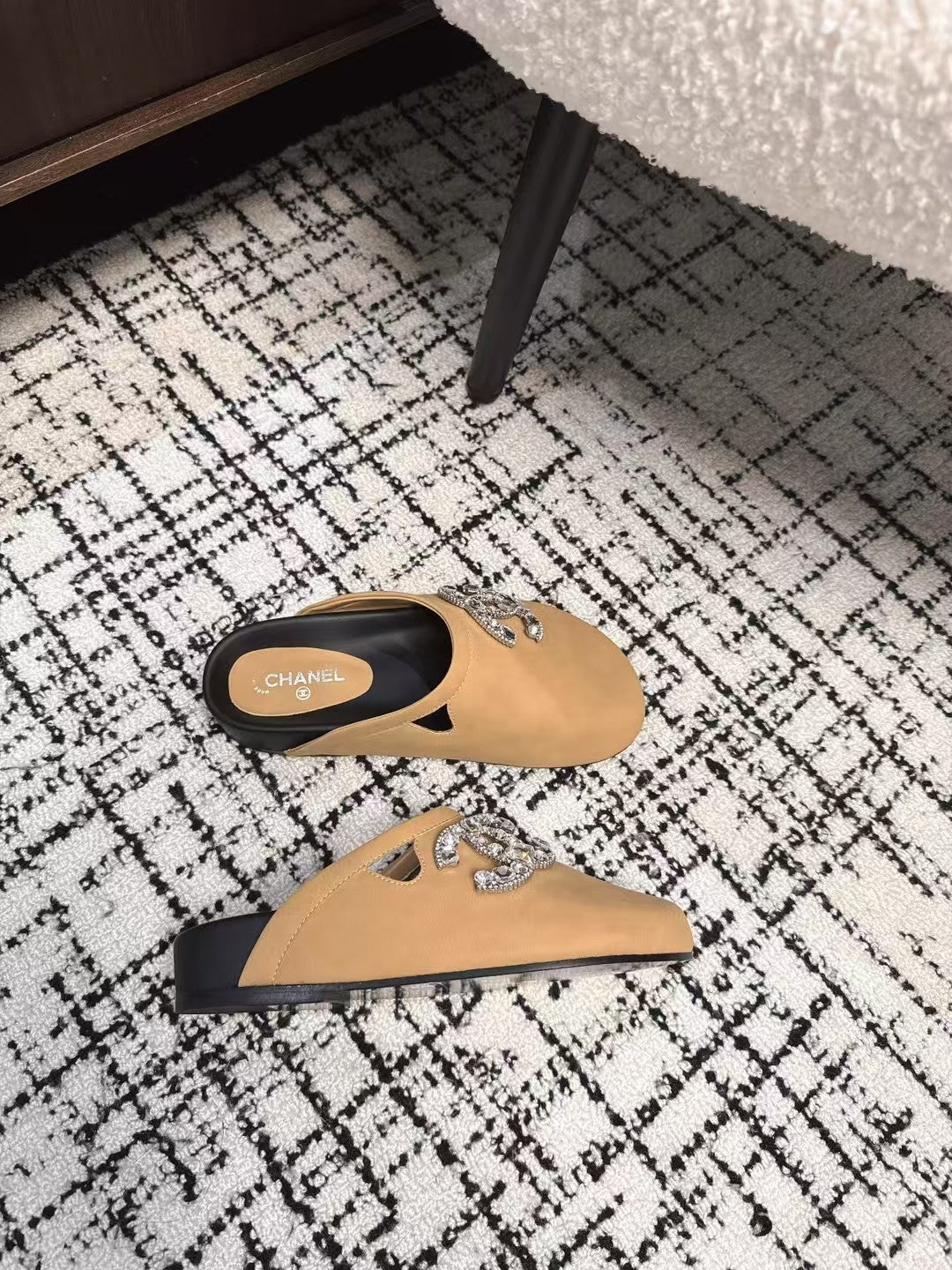 FLAT MULE IN SEPIA BEIGE CALFSKIN