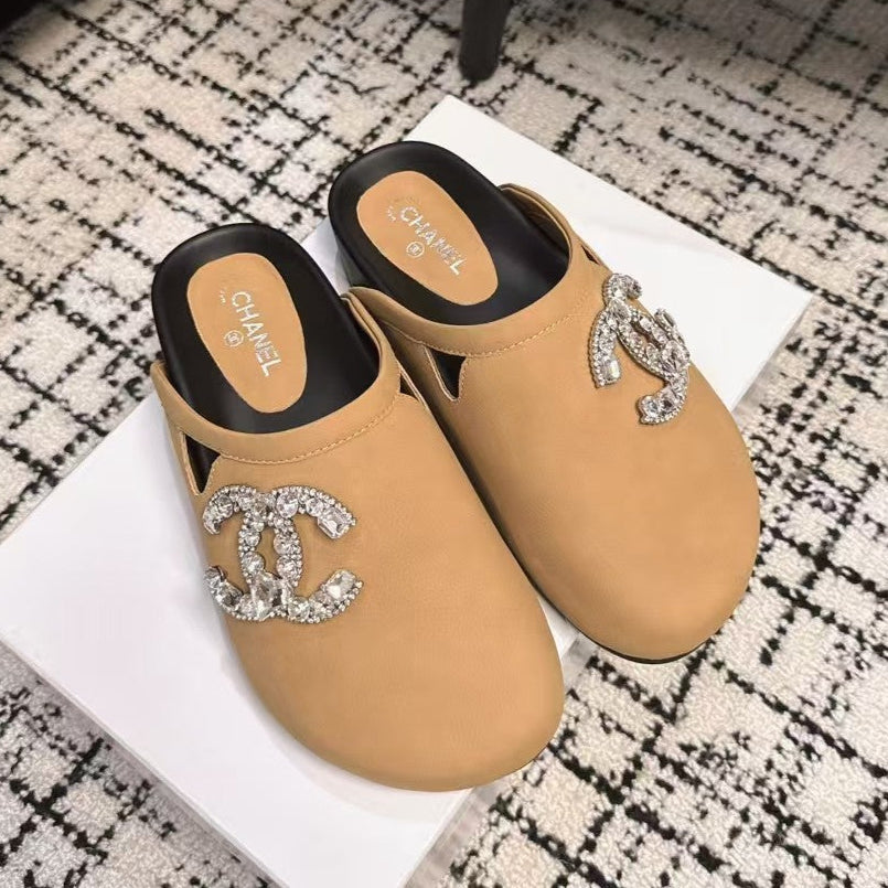 FLAT MULE IN SEPIA BEIGE CALFSKIN