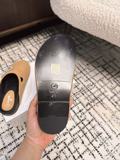 FLAT MULE IN SEPIA BEIGE CALFSKIN