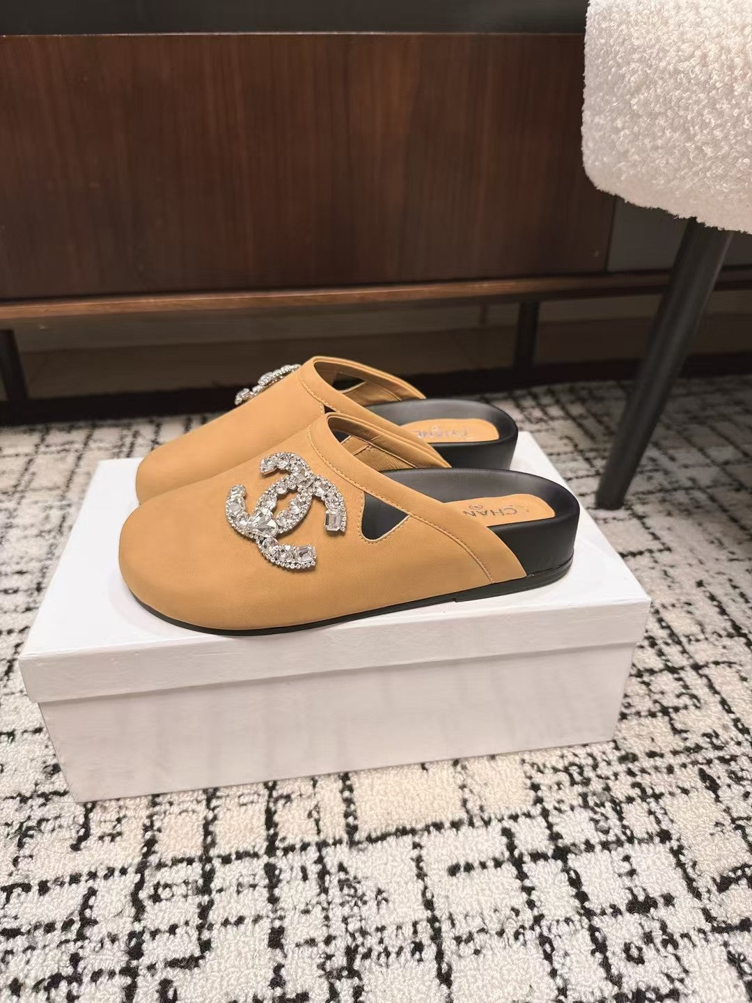FLAT MULE IN SEPIA BEIGE CALFSKIN