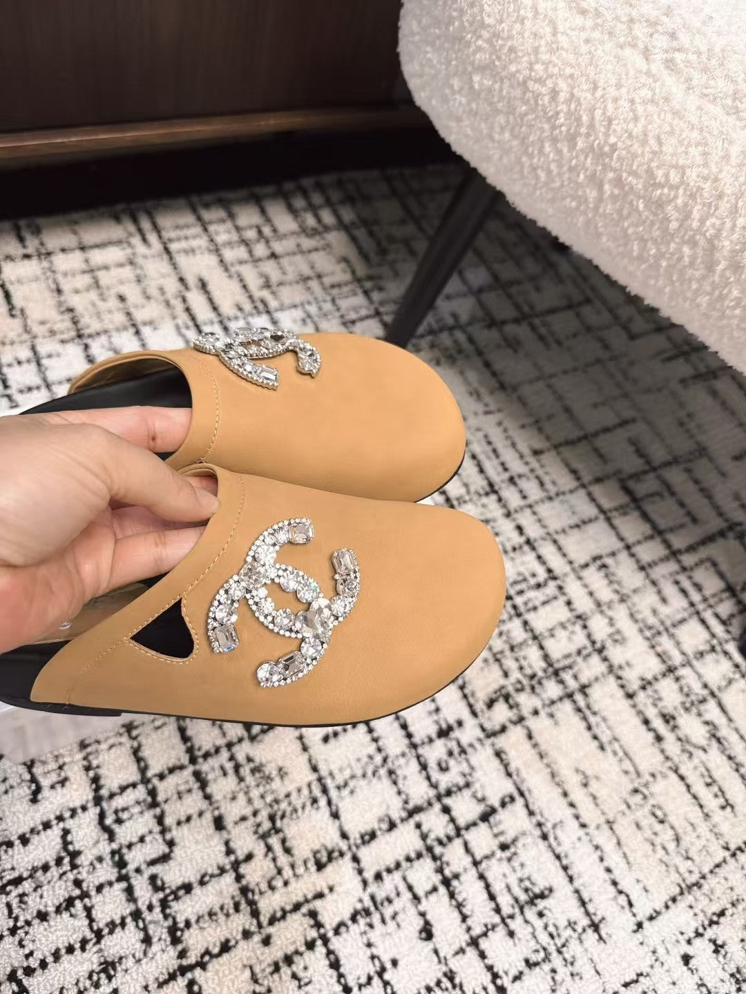 FLAT MULE IN SEPIA BEIGE CALFSKIN