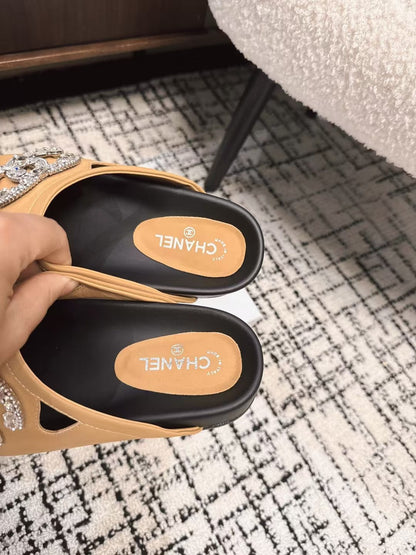 FLAT MULE IN SEPIA BEIGE CALFSKIN