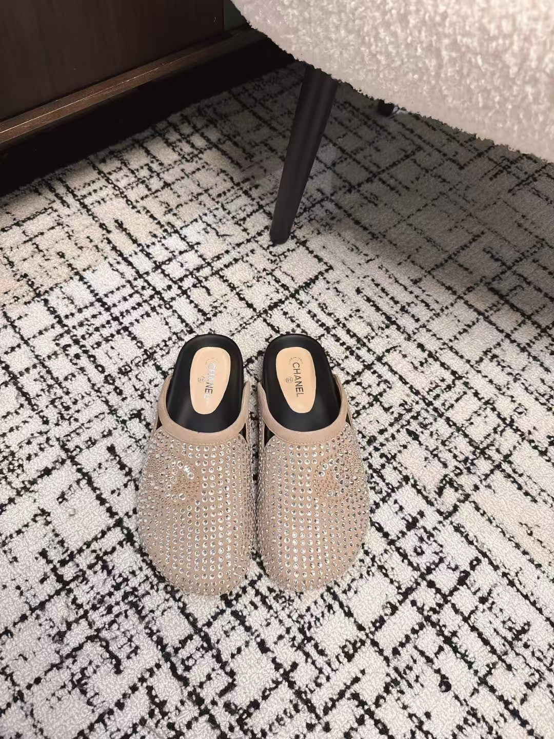 FLAT MULE IN LIGHT BROWN SUEDE WITH CRYSTALS