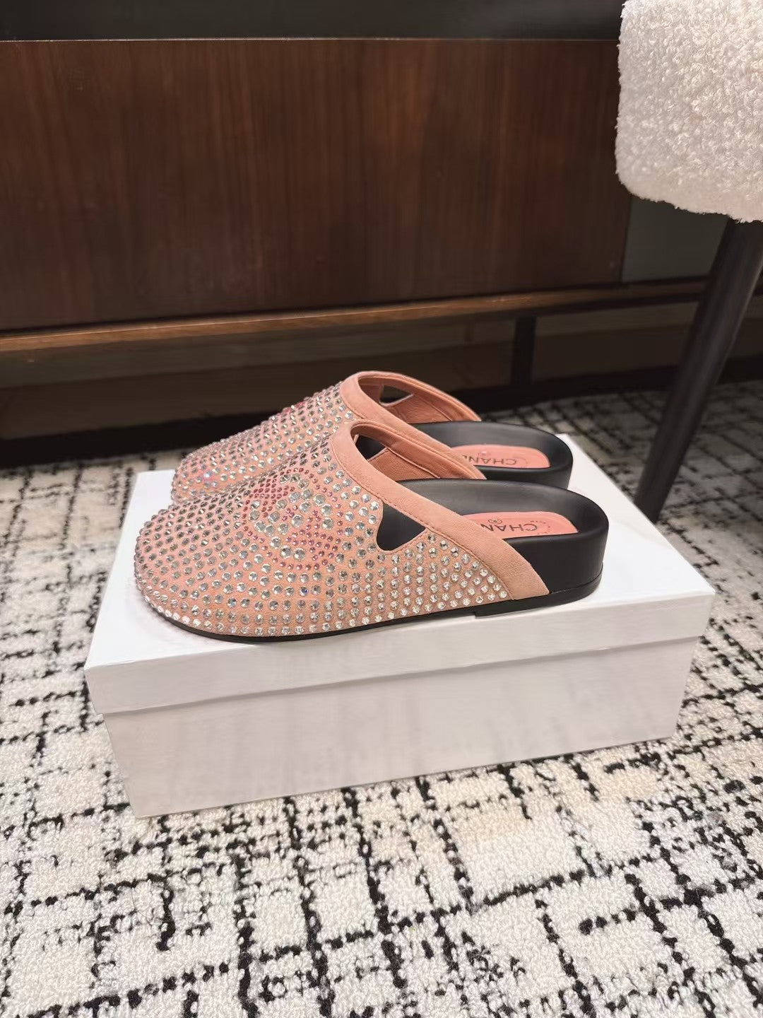 FLAT MULE IN LIGHT PINK SUEDE WITH CRYSTALS