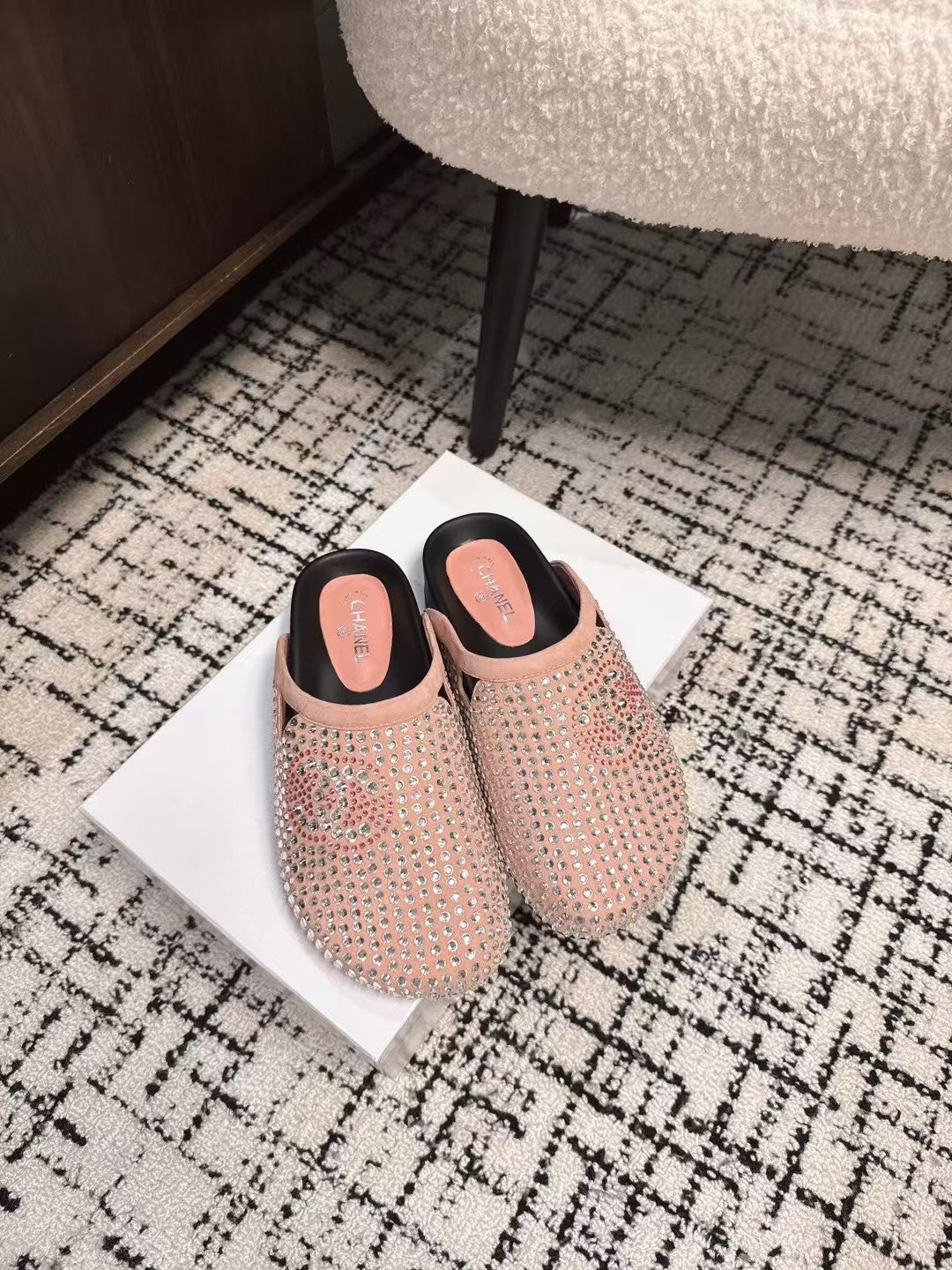 FLAT MULE IN LIGHT PINK SUEDE WITH CRYSTALS