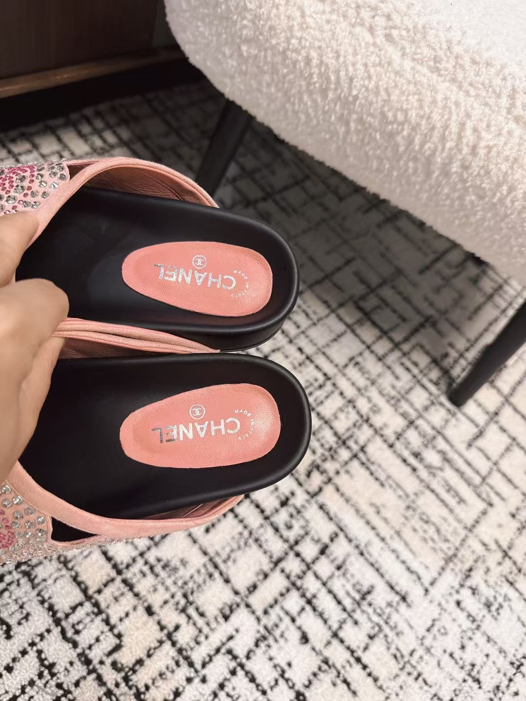 FLAT MULE IN LIGHT PINK SUEDE WITH CRYSTALS