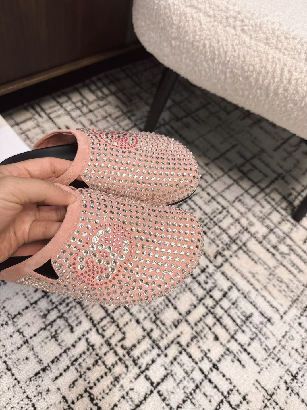 FLAT MULE IN LIGHT PINK SUEDE WITH CRYSTALS