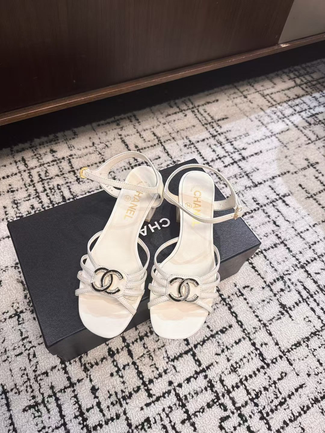 MID HEEL SANDALS IN WHITE LAMBSKIN