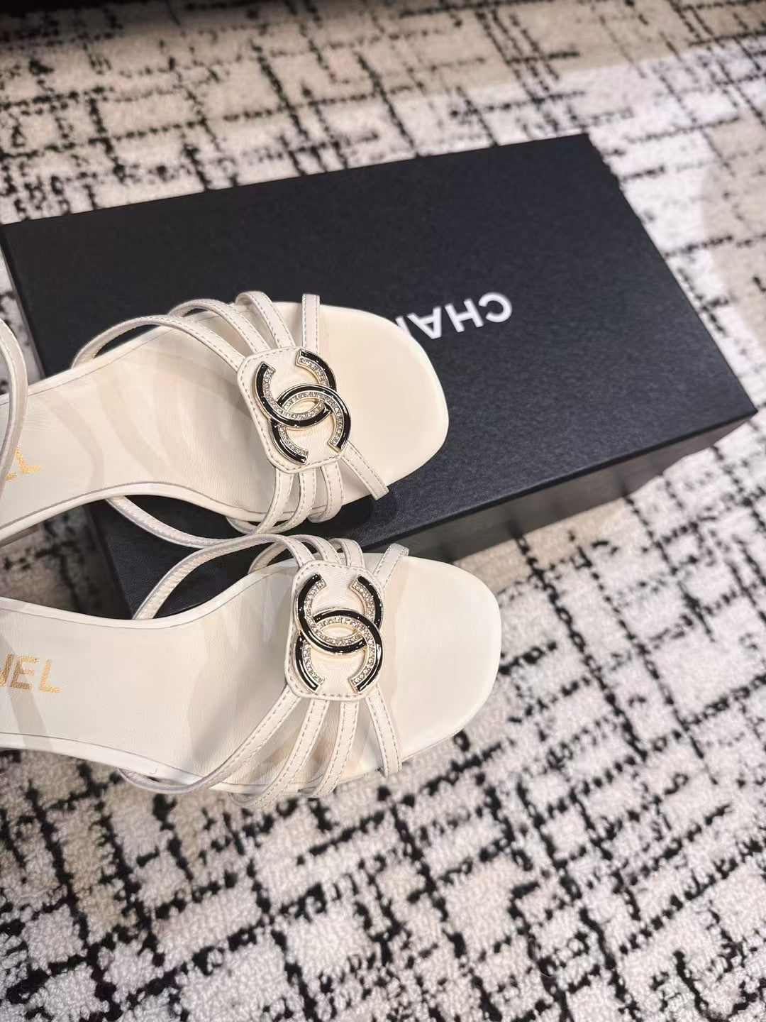 MID HEEL SANDALS IN WHITE LAMBSKIN