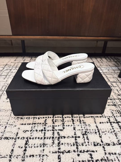MID HEEL MULES IN WHITE SHEEPSKIN
