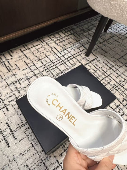 MID HEEL MULES IN WHITE SHEEPSKIN