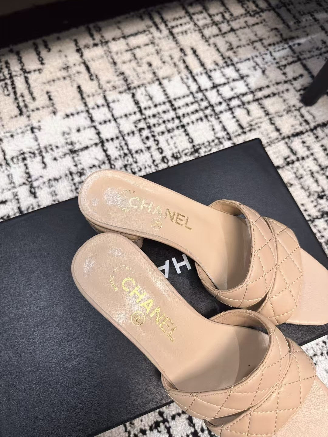 MID HEEL MULES IN MACAROON BEIGE SHEEPSKIN